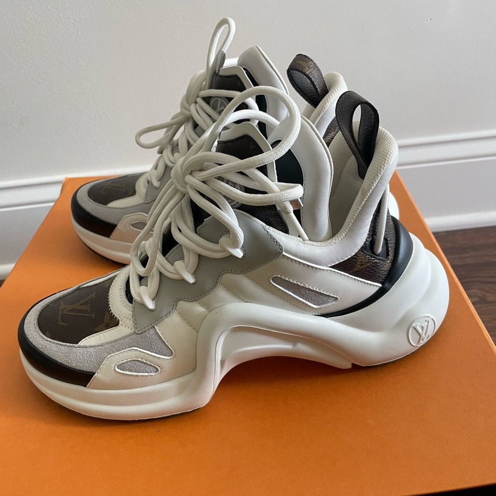 Louis Vuitton Size 7.5 Sneakers - Pristine Condition - Picture 2 of 4